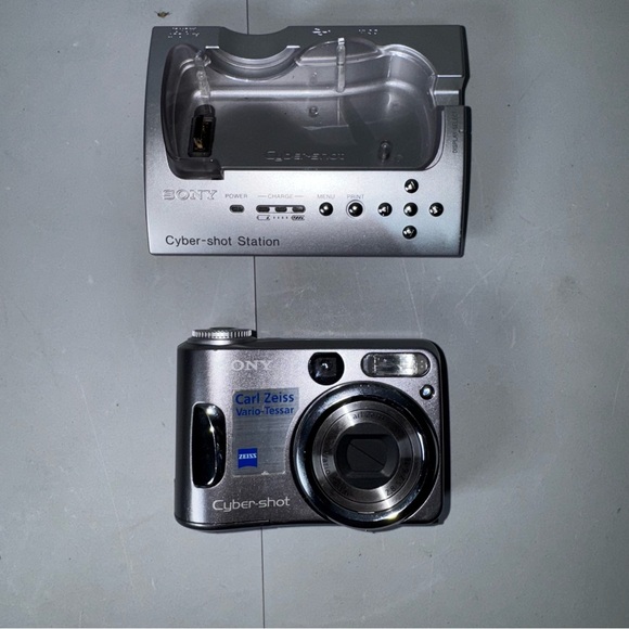Sony CyberShot DSC-S60 4.1MP Digital Camera‎ w/ Base Docking Station - Picture 1 of 8